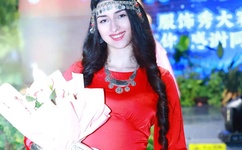 衡山路惊现美女裸拍